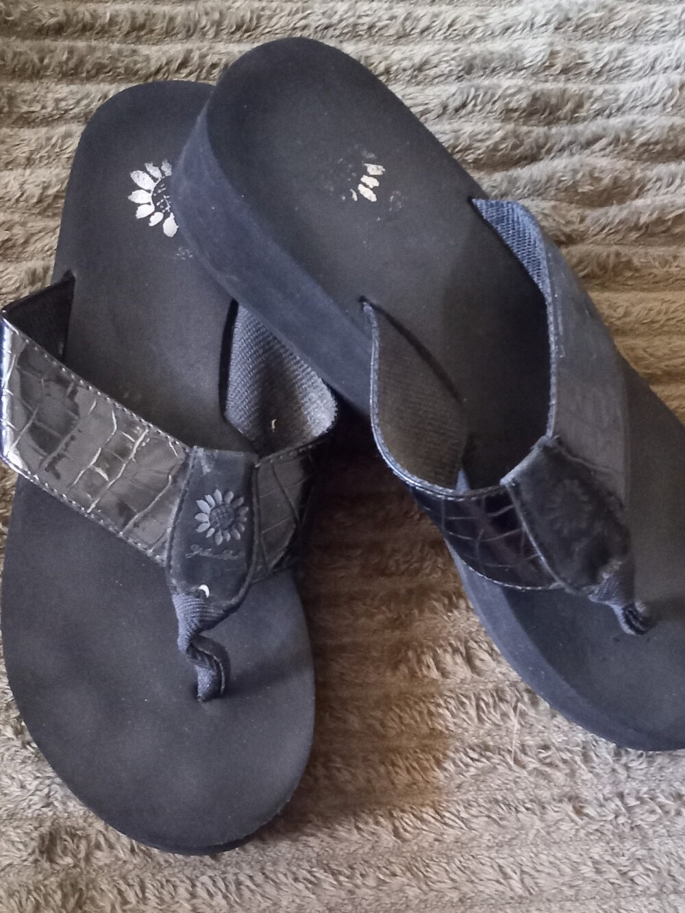 7.5M Yellow Box Black Croc Flip Flop Sandals